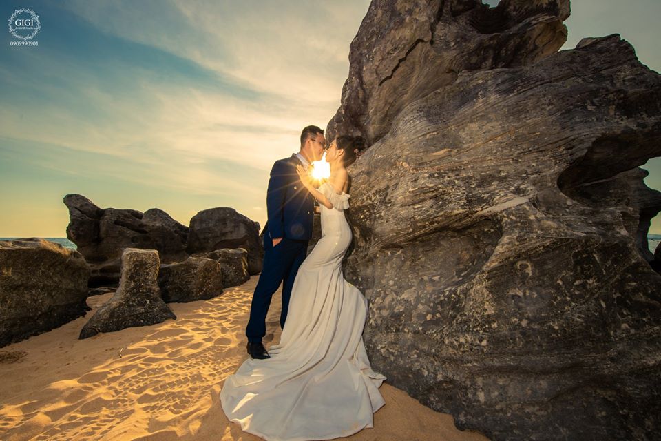 Những bức ảnh cưới tại Phú Quốc sẽ khiến bạn phải trầm trồ. Với bãi biển tuyệt đẹp và ánh mặt trời lung linh, Phú Quốc là địa điểm hoàn hảo để chụp ảnh cưới của bạn trở nên đặc biệt.
