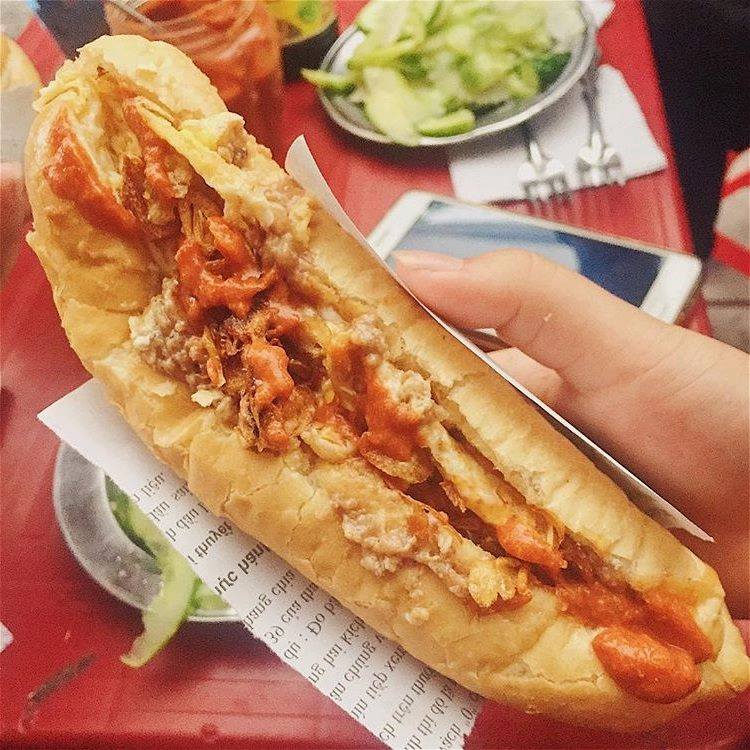 Mở cửa từ sáng đến đêm, quán bánh mì chân cầu Đò Quan dường như không lúc nào vắng khách