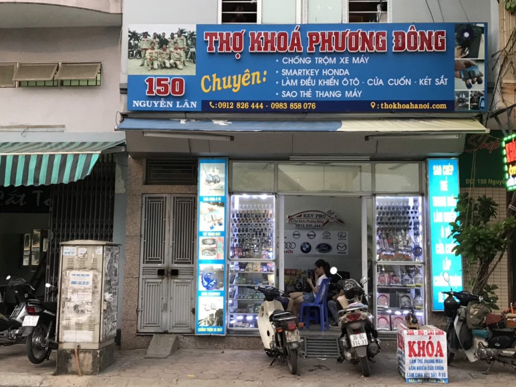 Cửa hàng khóa Phương Đông